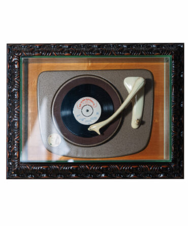 Vintage Melody: Klasický gramofon a vinyl Art